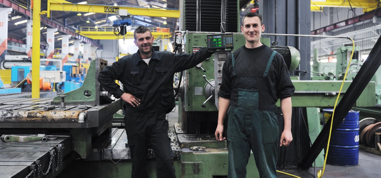 To mænd ved en maskine