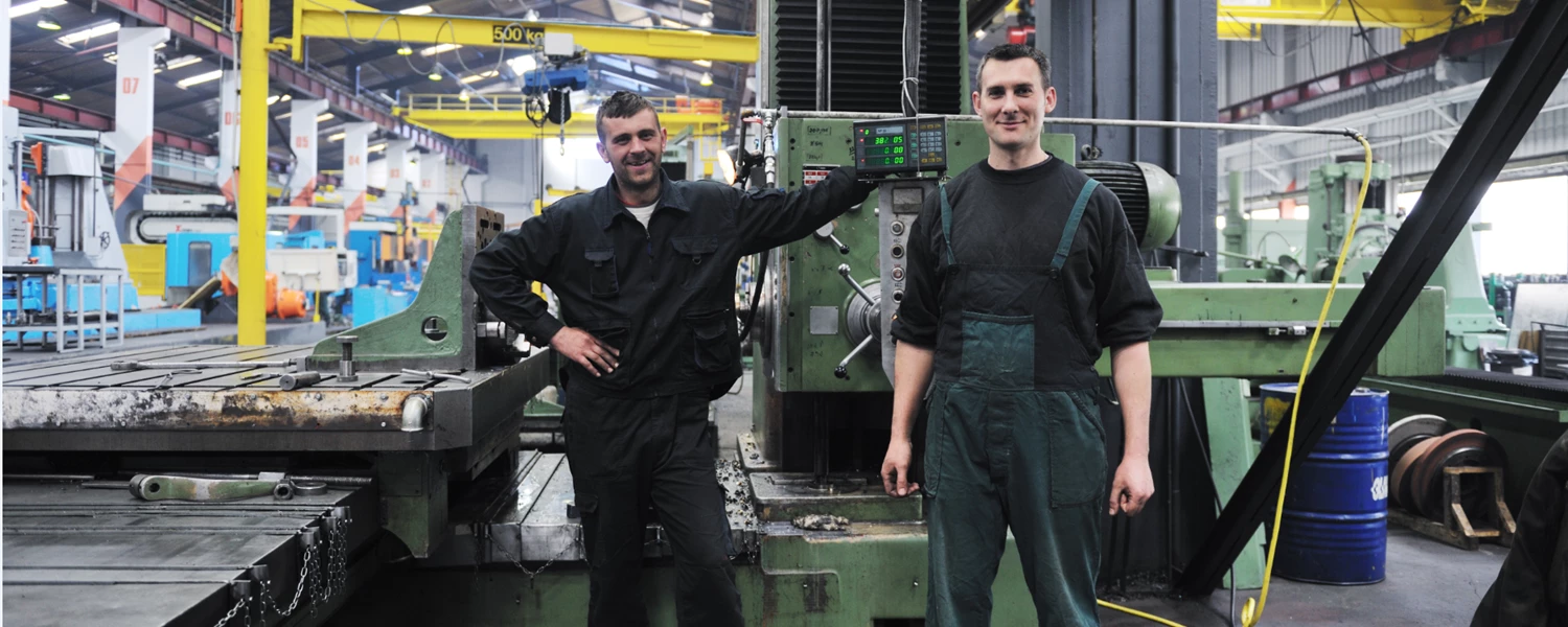 To mænd ved en maskine