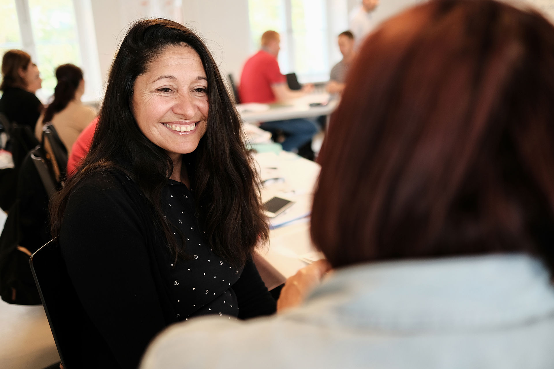 To mennesker snakker